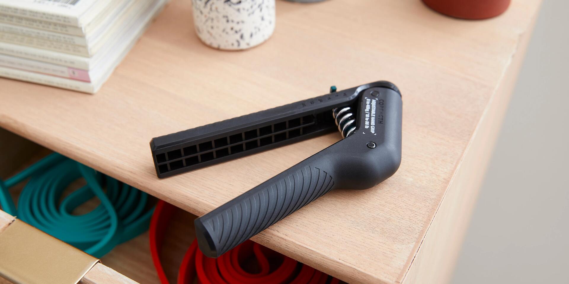 handgrip leżący na szafce