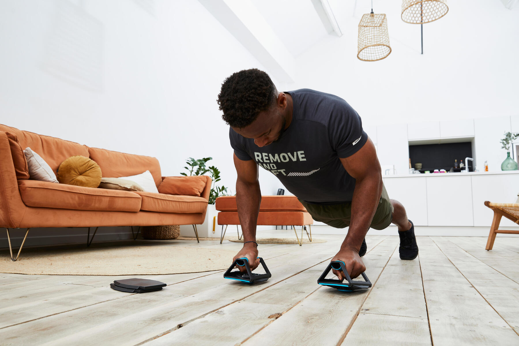 hombre haciendo flexiones sobre puños con agarraderas