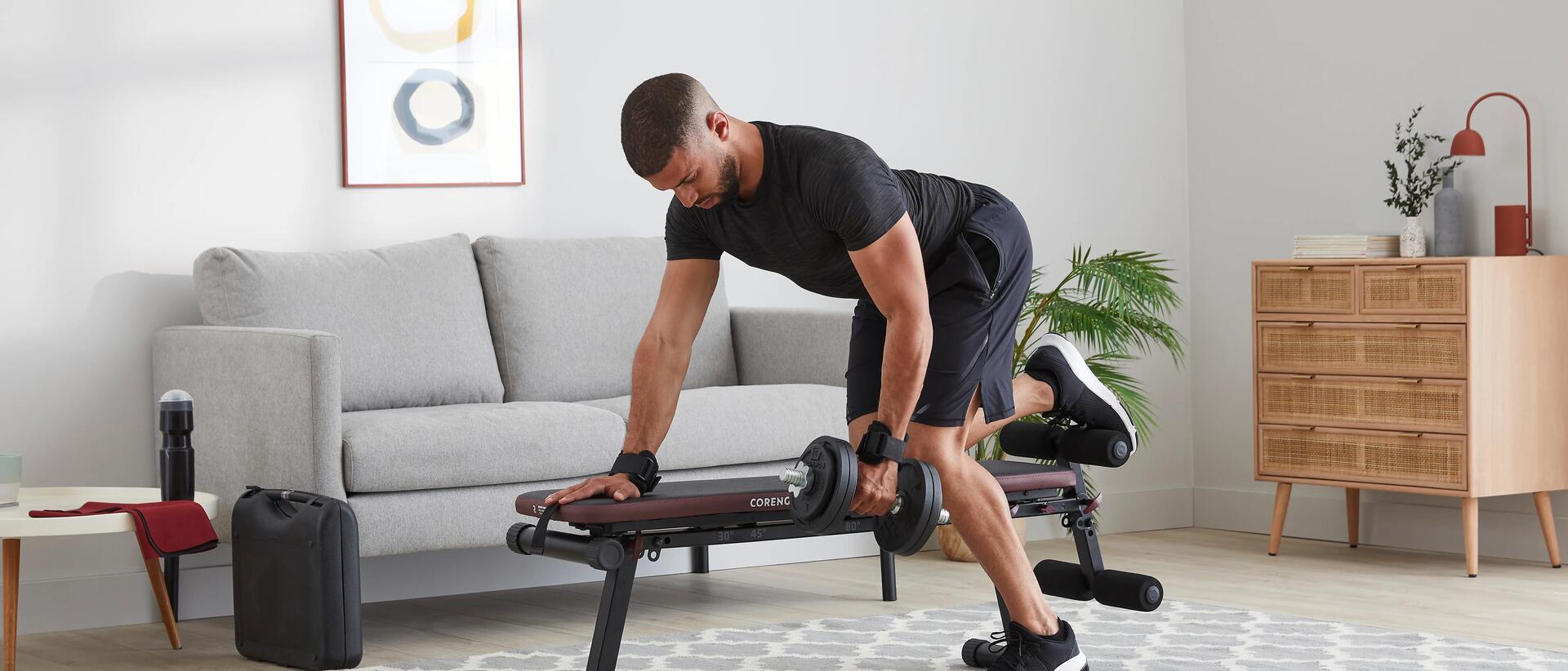 mężczyzna wykonujący na ławeczce  ćwiczenia na mięśnie grzbietu