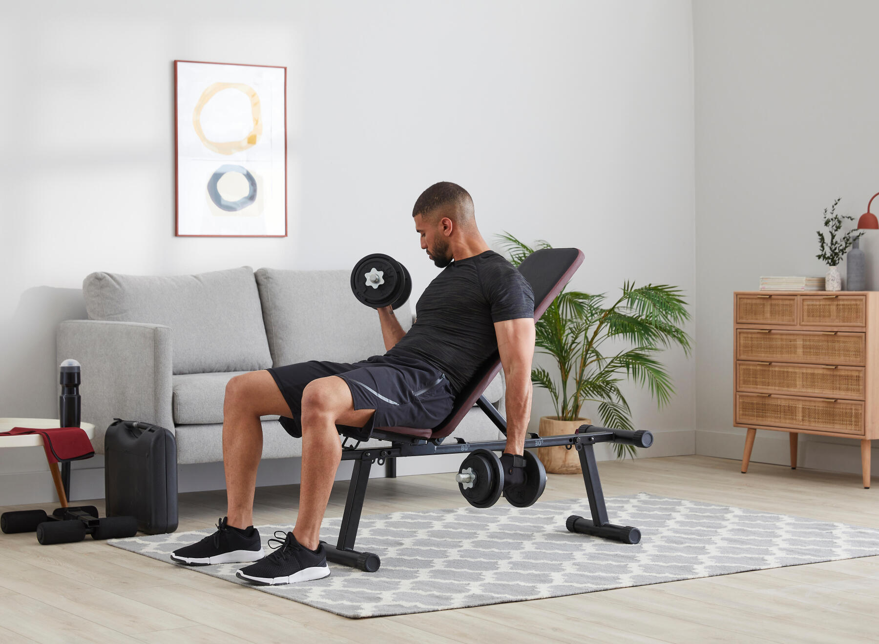 curl com halteres no banco de musculação