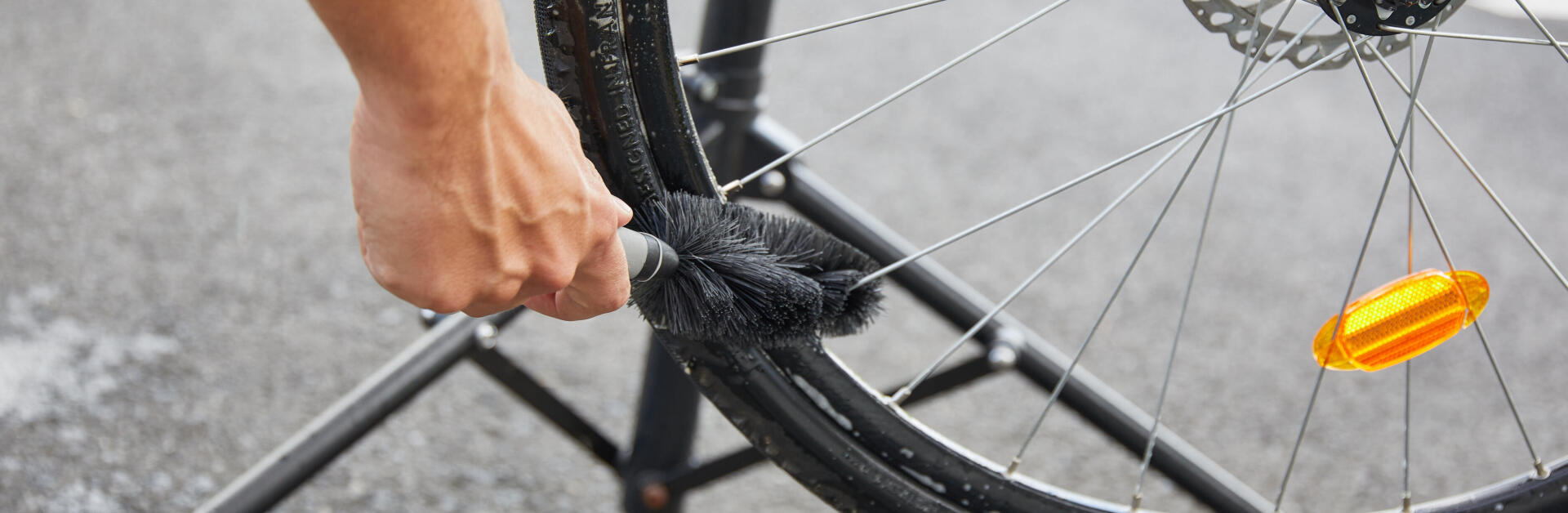 Come riparare un raggio della ruota della bici?