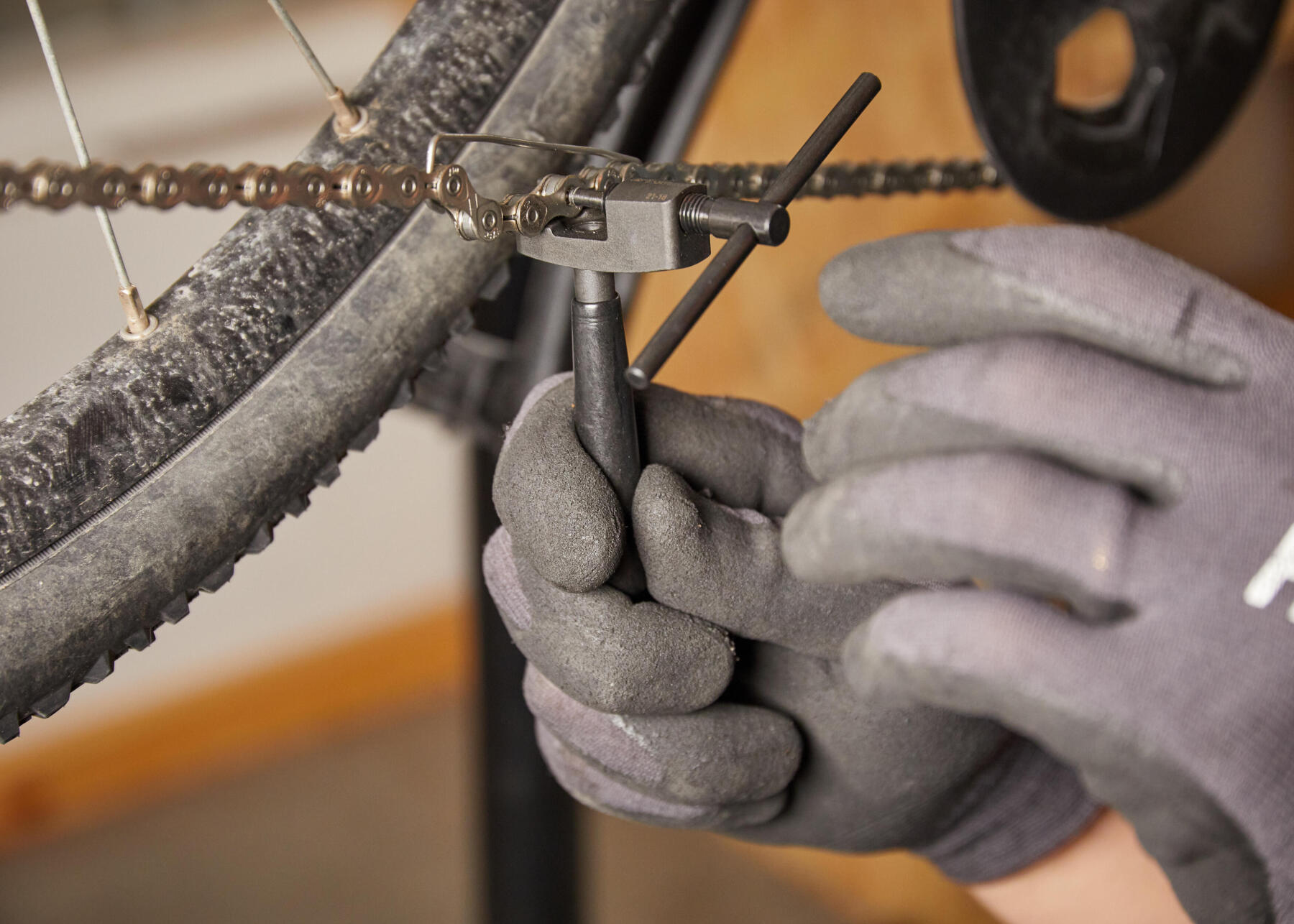 Démonter l'attache rapide d'une chaîne de vélo