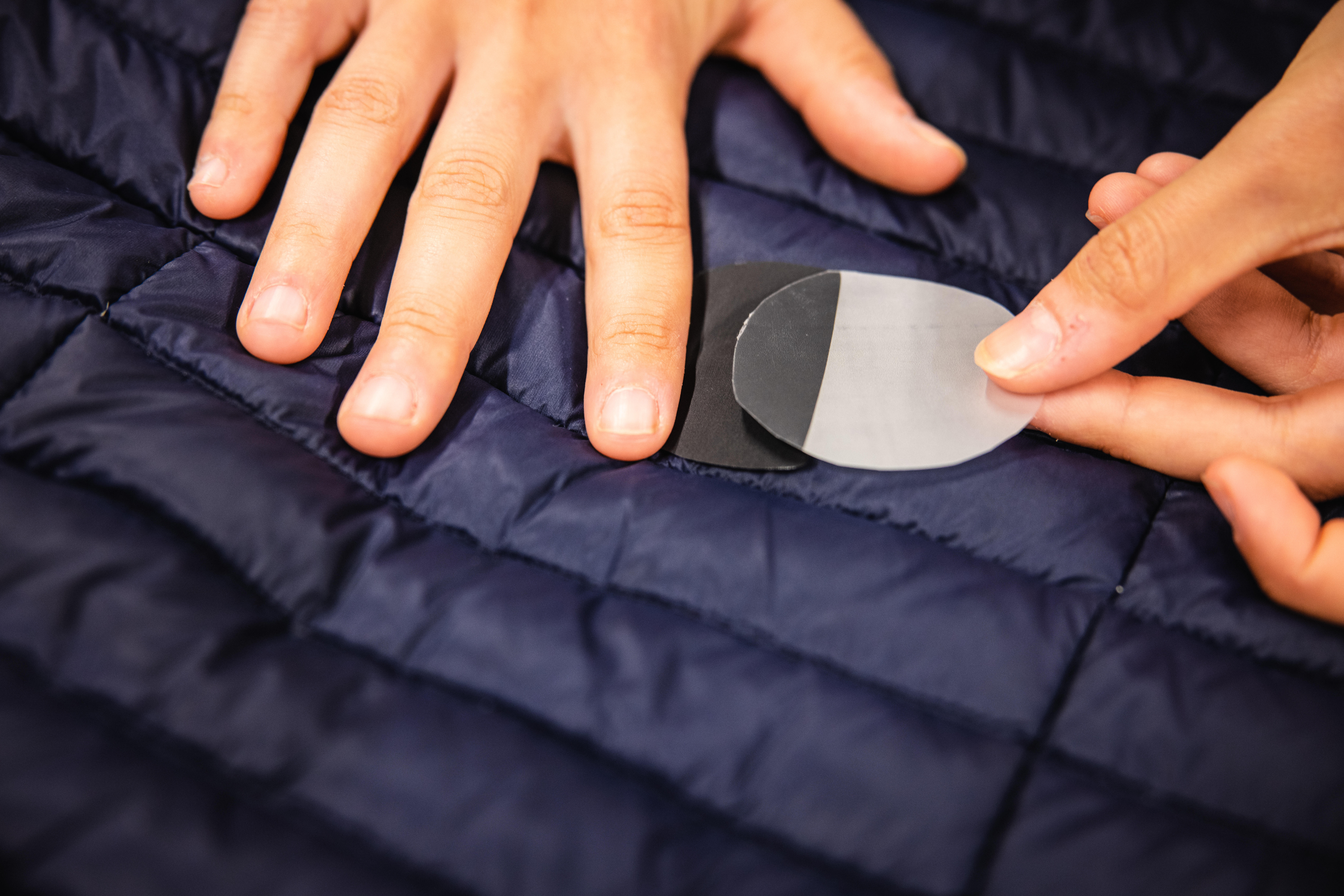 POSE DE PATCH THERMOCOLLANT SUR DOUDOUNE FORCLAZ. - WORKSHOP