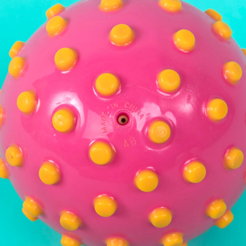 Pequena bola de iniciação aquática rosa com picos amarelos