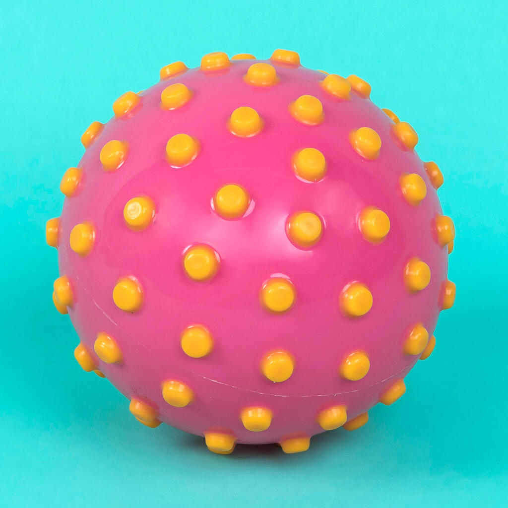 Μικρή μπάλα αναπήδησης στο νερό, ροζ με κίτρινες κουκκίδες