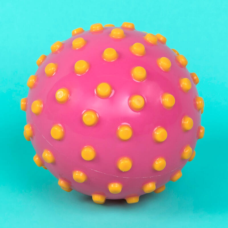 Pequena bola de iniciação aquática rosa com picos amarelos