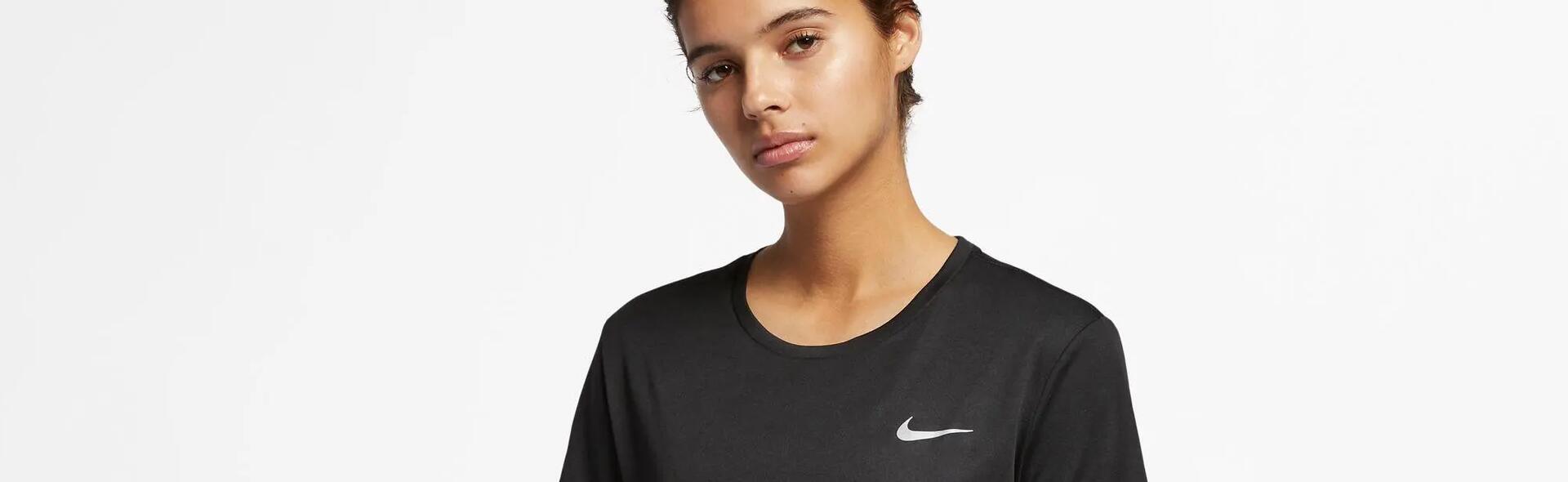 kobieta w odzieży sportowej nike