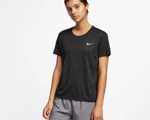 kobieta w odzieży sportowej nike