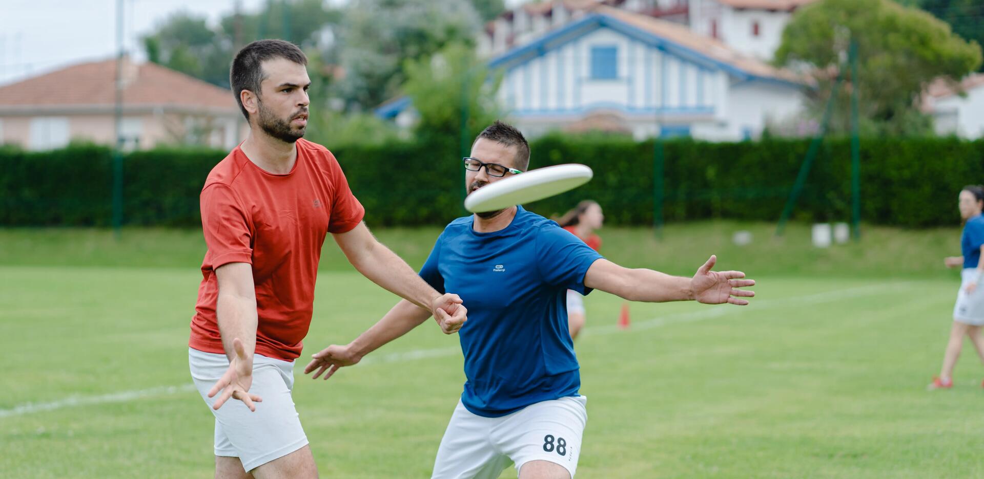 mężczyźni w odzieży sportowej rzucający frisbee