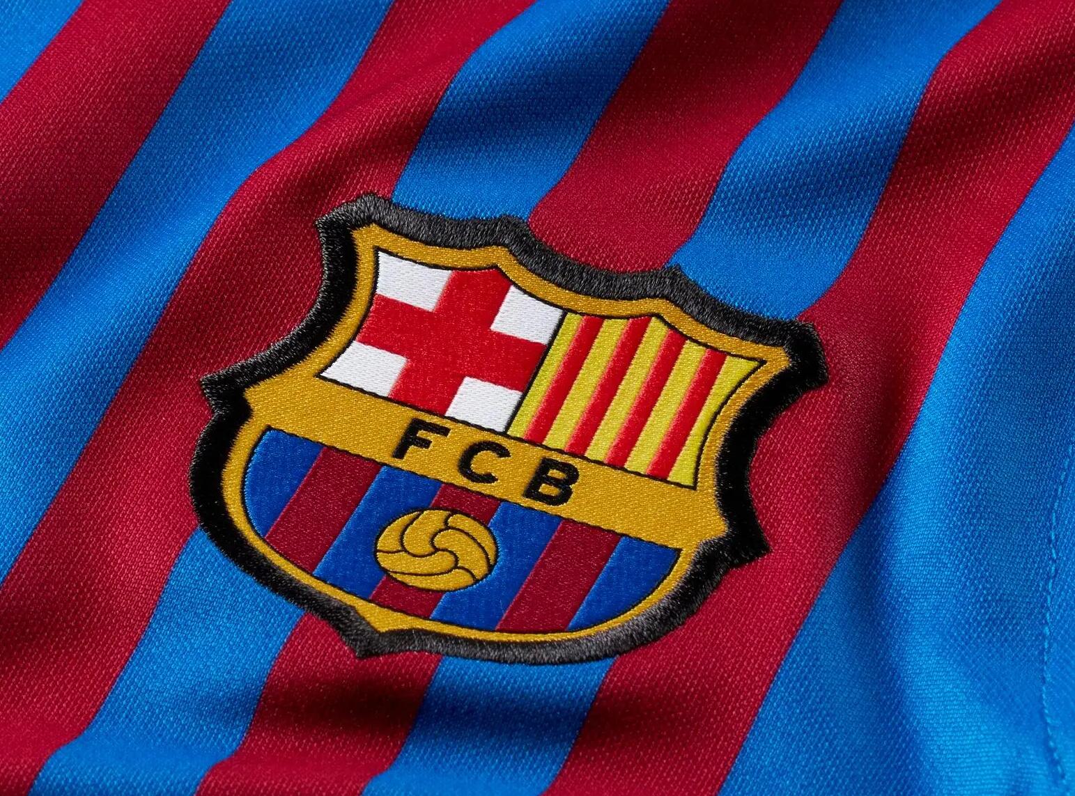 Logo piłkarskie FC Barcelona na koszulce klubowej