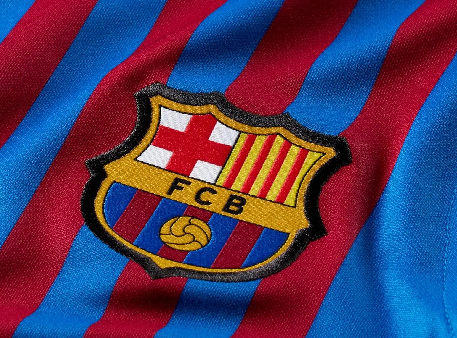 Logo piłkarskie FC Barcelona na koszulce klubowej