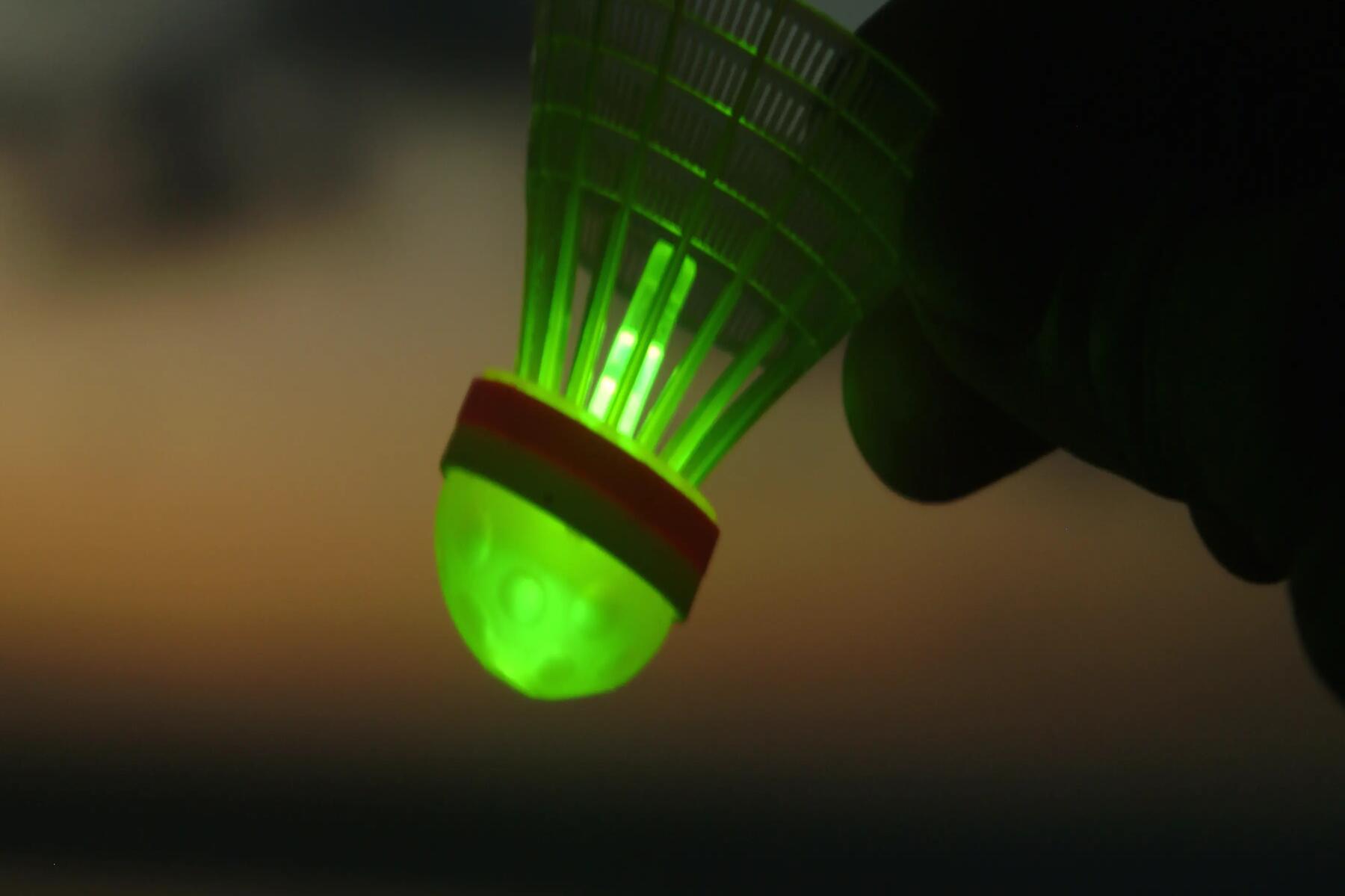 Osoba trzymająca fluorescencyjny speeder do blackmintona