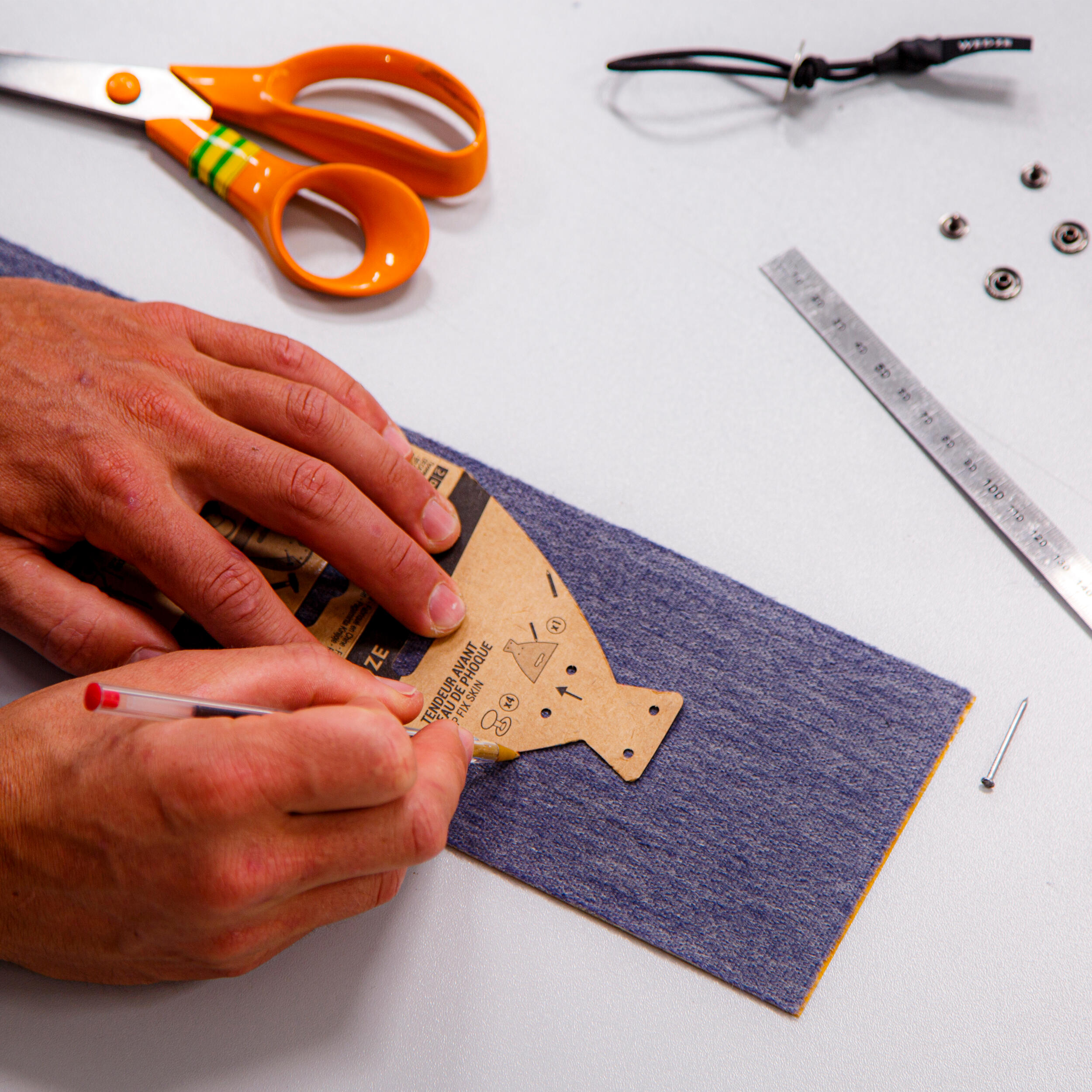 Elastic Ski Touring Skin Attachment for Ski with Notch