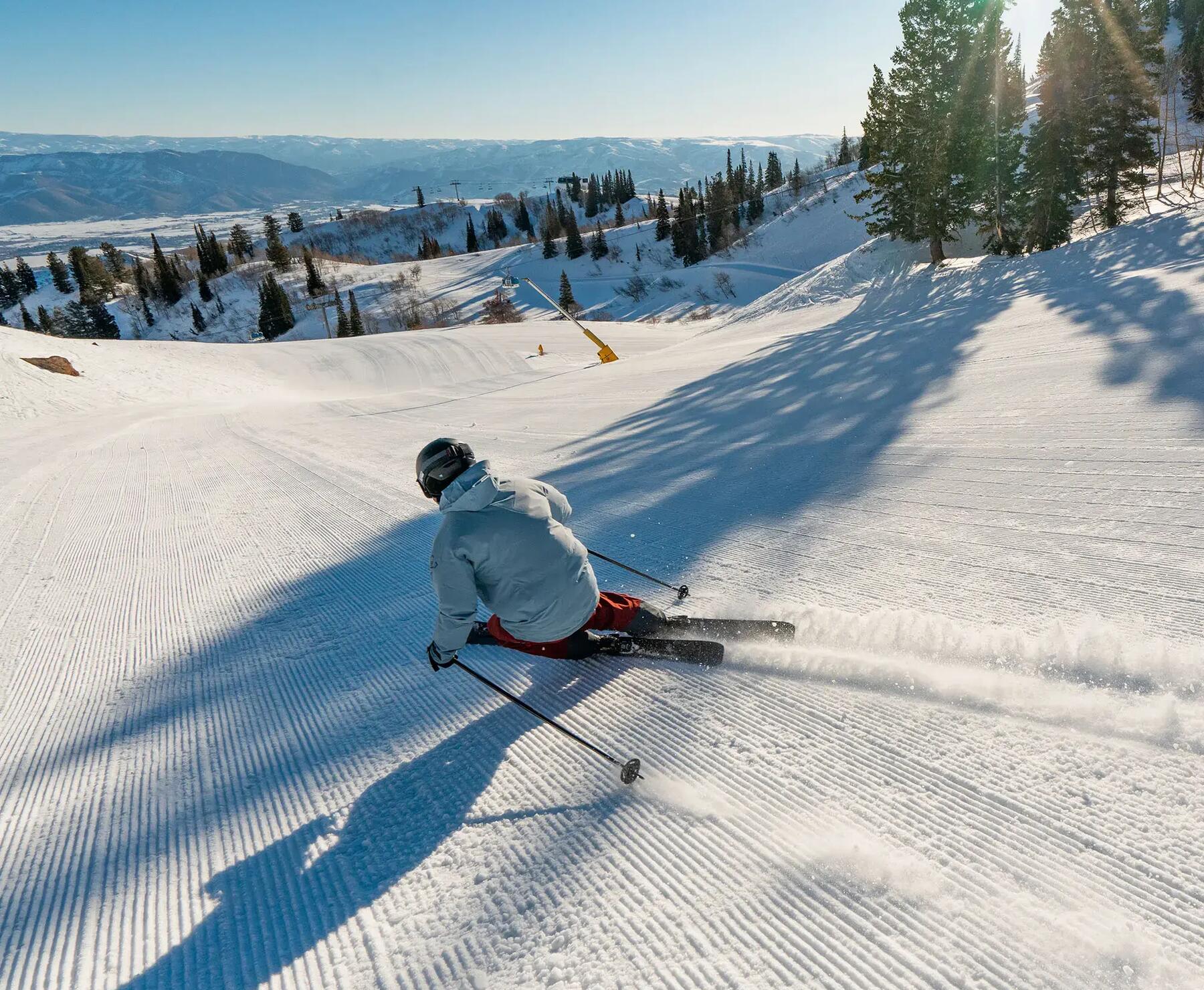 osoba w odzieży narciarskiej zjeżdżająca na nartach ze stoku