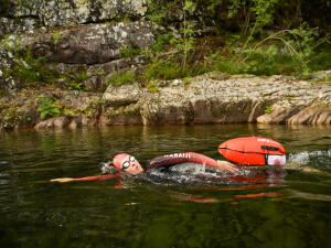 Marie, rédactrice Decathlon, faisant de la nage en rivière