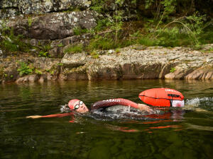 Marie, rédactrice Decathlon, en train de nager dans une rivière