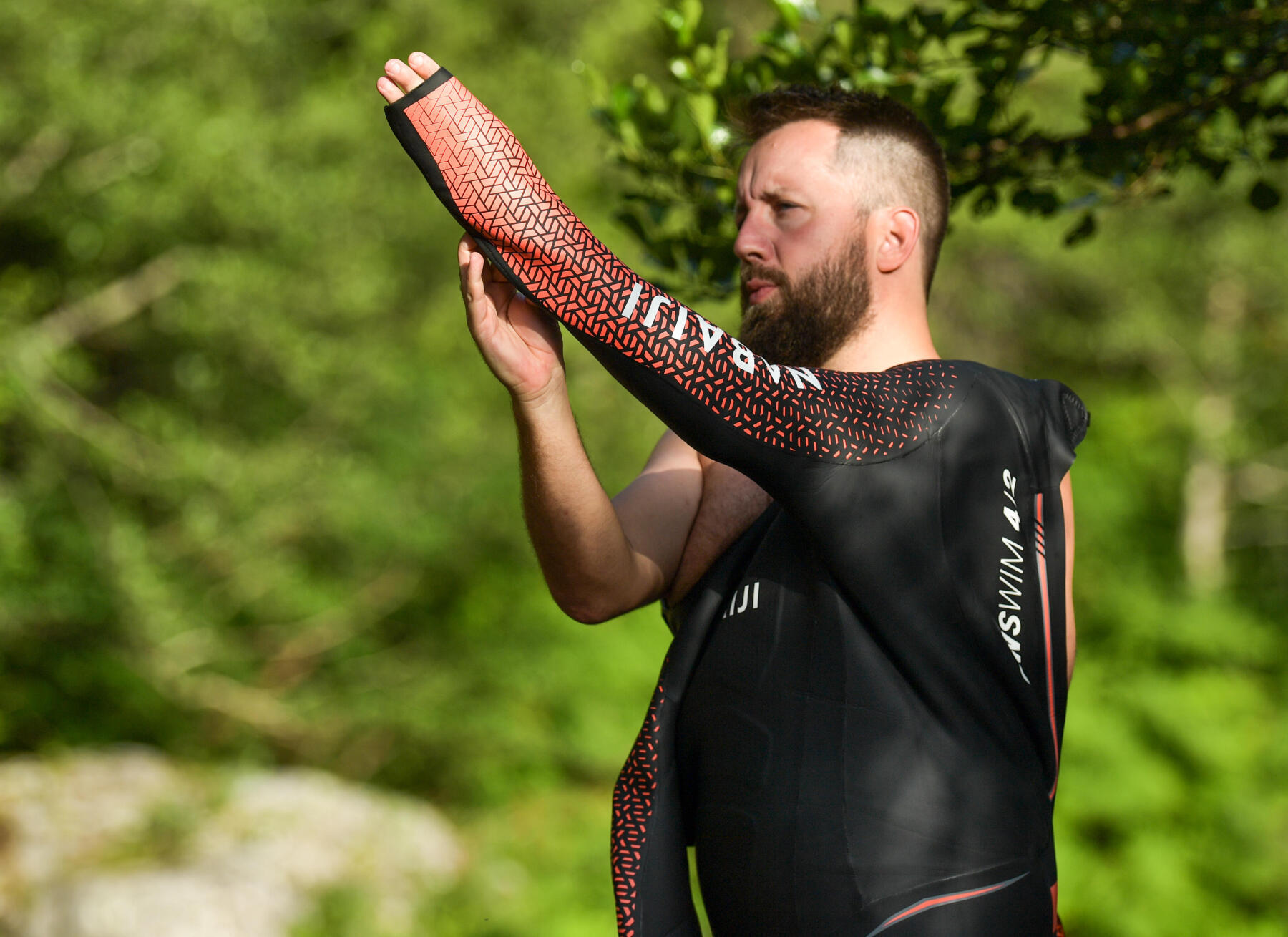 Homem a vestir fato de neoprene