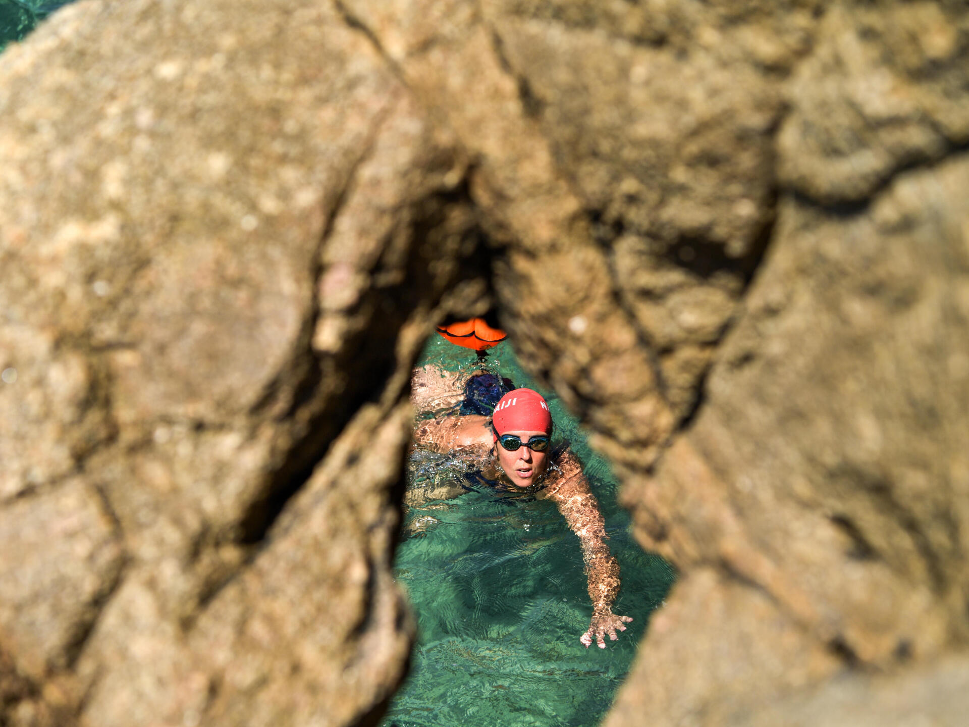 mulher nadar mar em gruta
