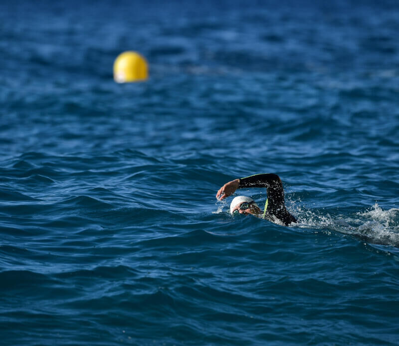 Pessoas a nadar em mar