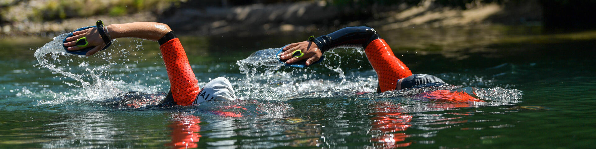 SWIMRUN SERIES, Équipement, Plaquettes de natation