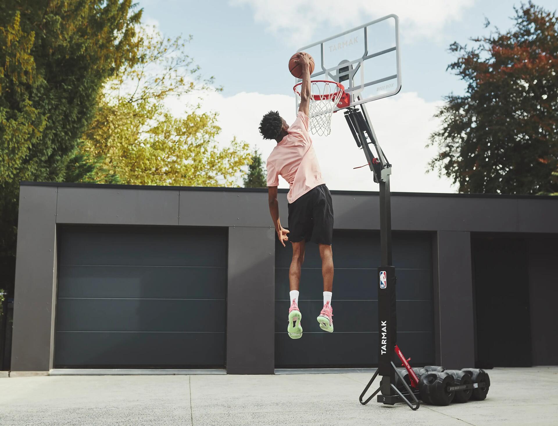¿Qué es mejor entrenar baloncesto en cancha cubierta o al aire libre?