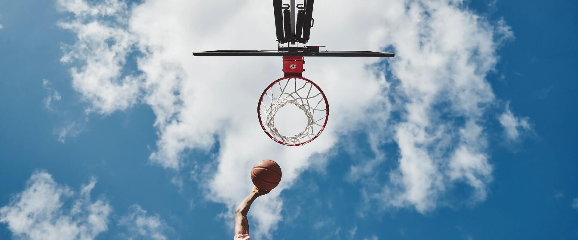 ¿Qué es mejor entrenar baloncesto en cancha cubierta o al aire libre?