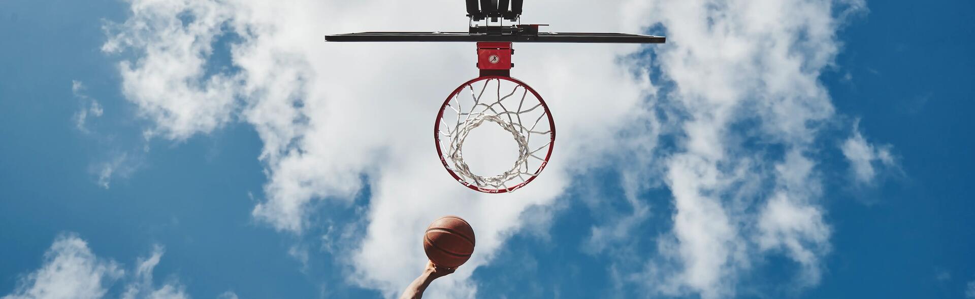 ¿Qué es mejor entrenar baloncesto en cancha cubierta o al aire libre?