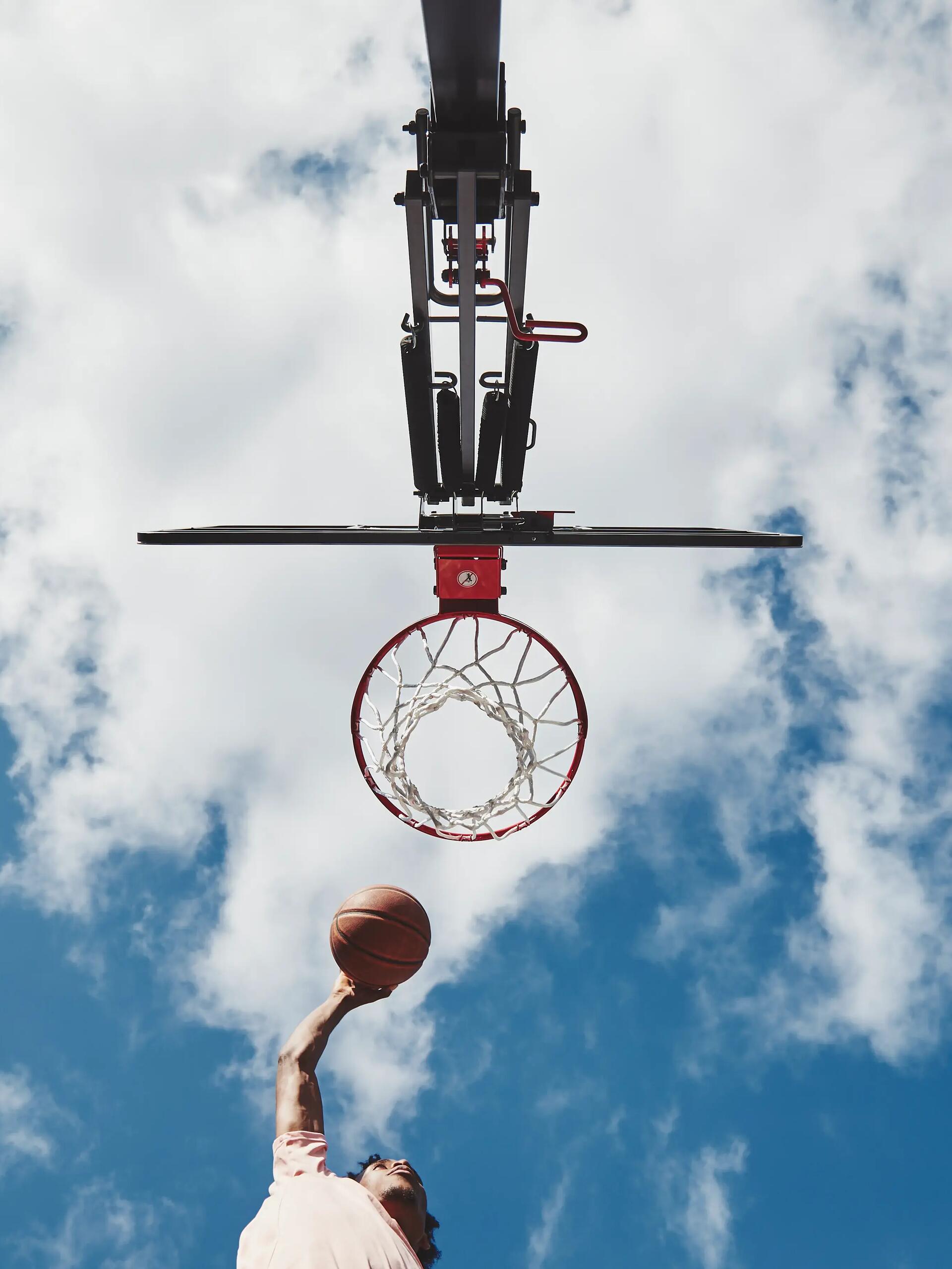 Un panier NBA pour jouer dans la cour des géant·es