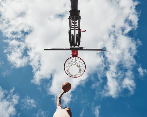 ¿Qué es mejor entrenar baloncesto en cancha cubierta o al aire libre?