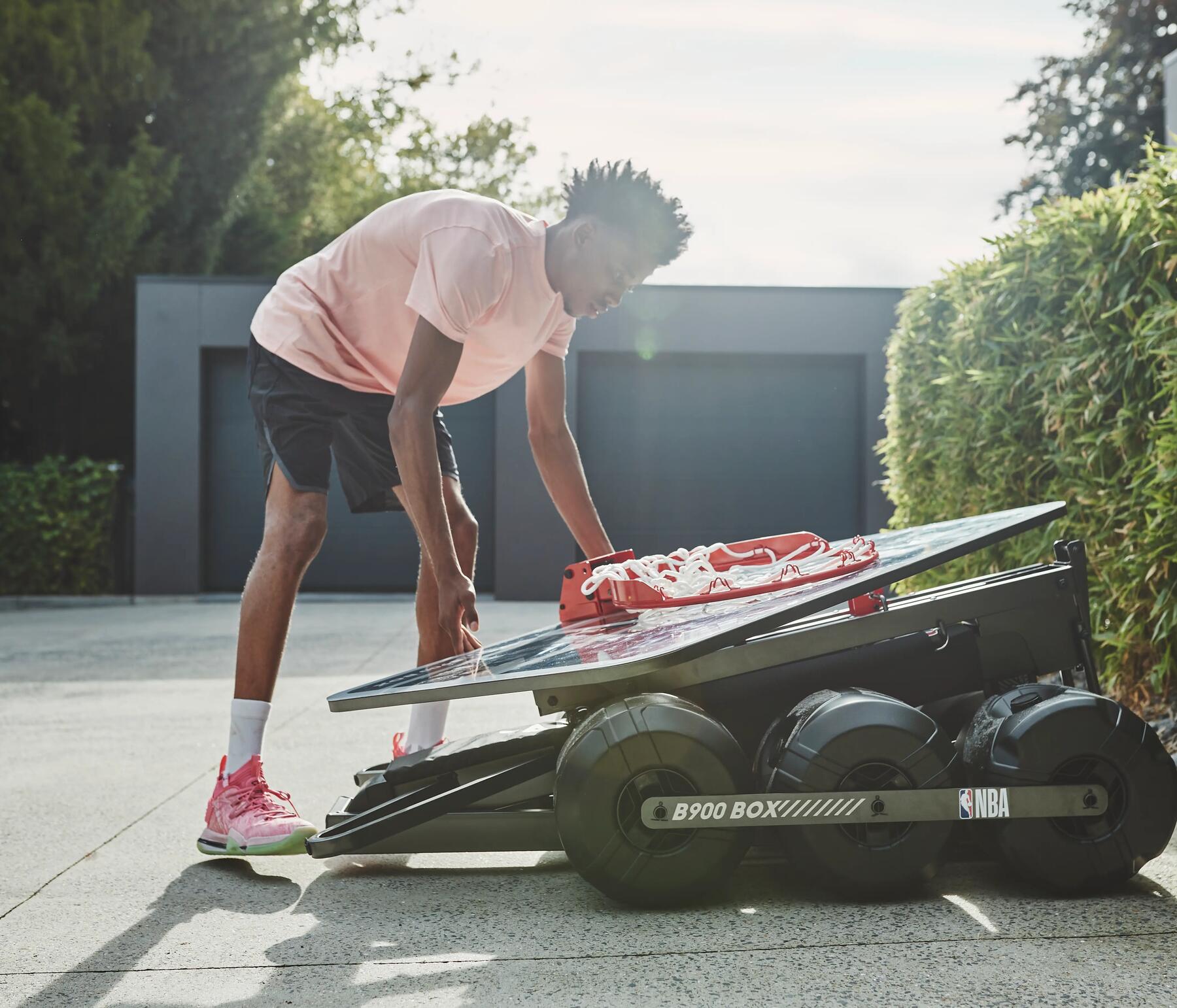 DE EERSTE BASKETBALPAAL IN CO-BRANDING MET DE NBA: DE B900 BOX.