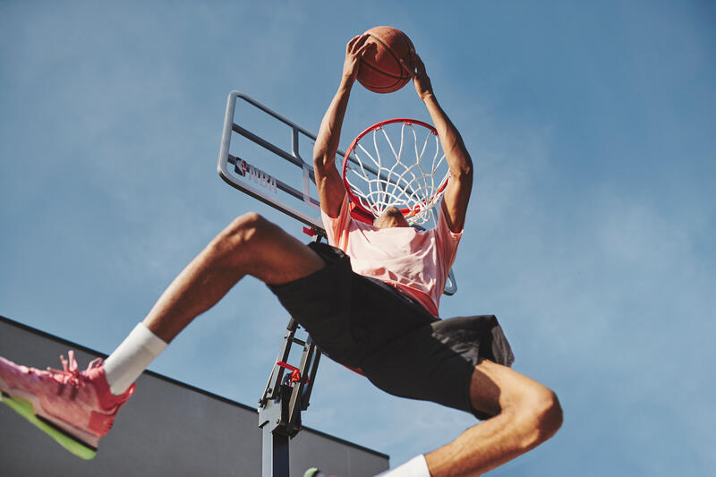 DE EERSTE BASKETBALPAAL IN CO-BRANDING MET DE NBA: DE B900 BOX.