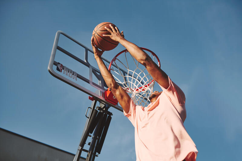 Un panier NBA pour jouer dans la cour des géant·es