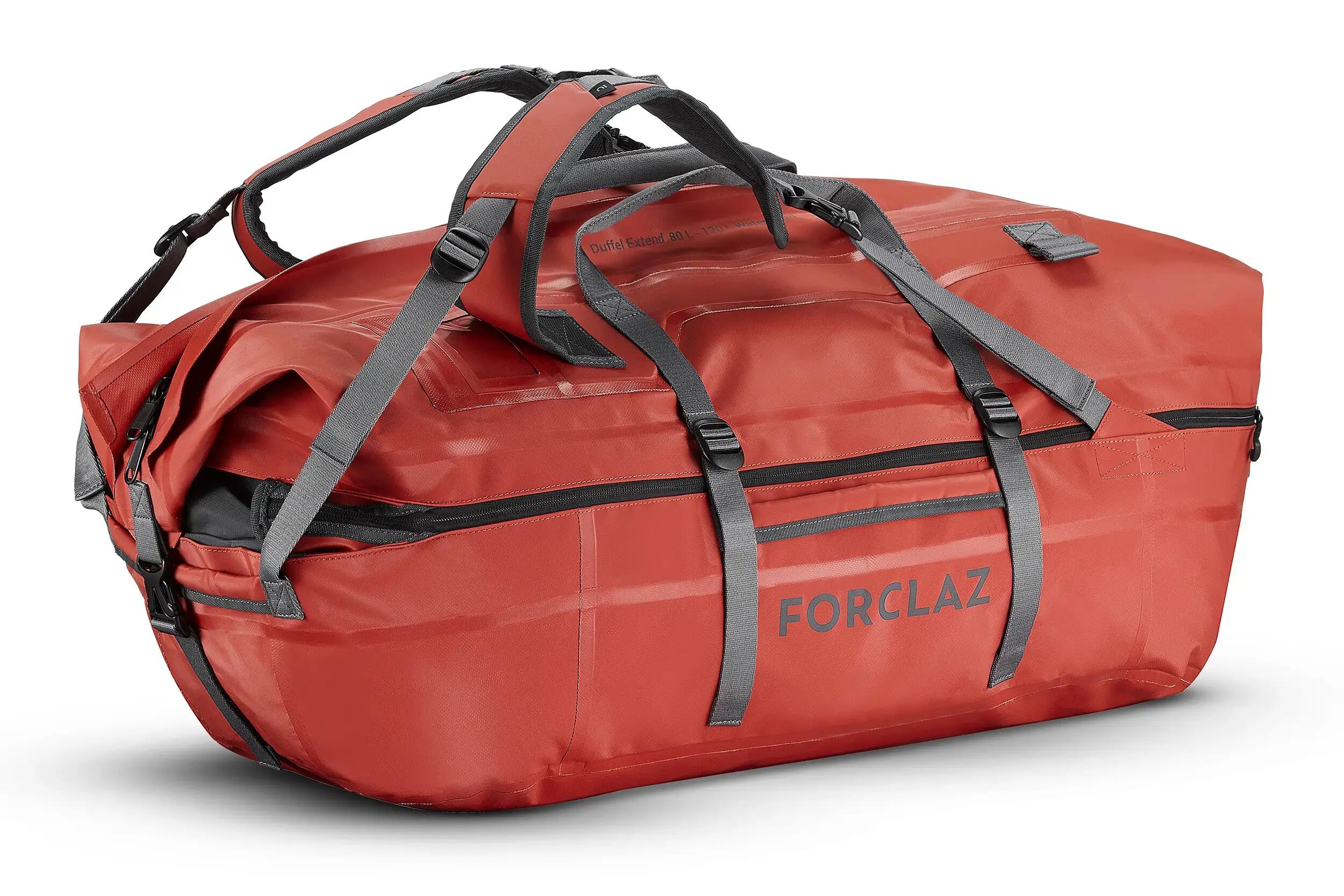 Een rode Extend 80/120L-tas voor trekking repareren