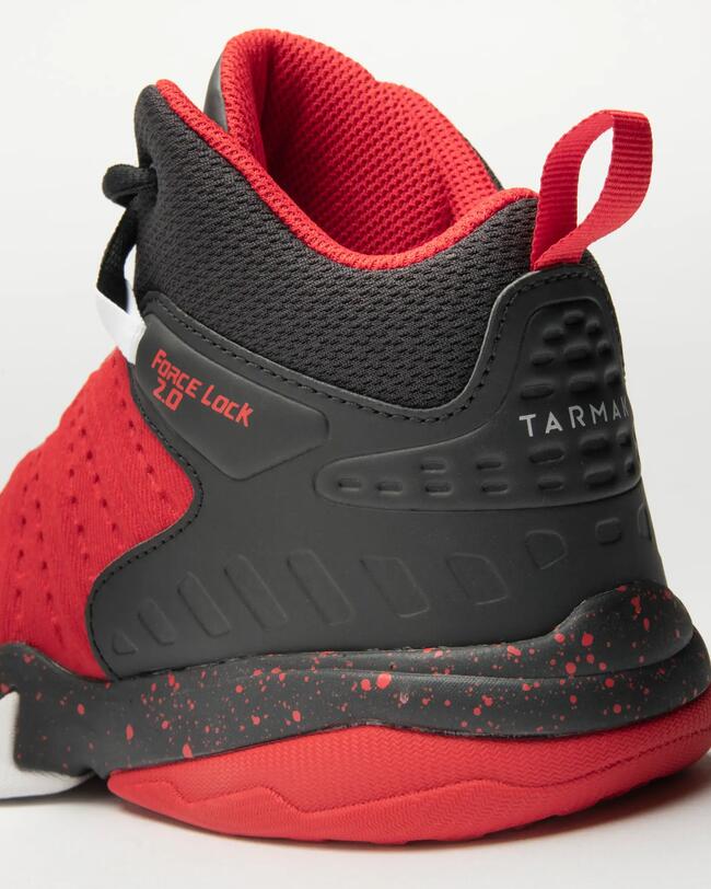 Basketballschuh SS500H mit hohem Kunstlederschaft in Rot und Schwarz, gepunktete Textur, robuster, moderner Look.