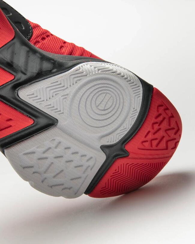 Basketballschuh SS500H, rote und graue non-marking Sohle, mit kreisförmigen und geometrischen Mustern.