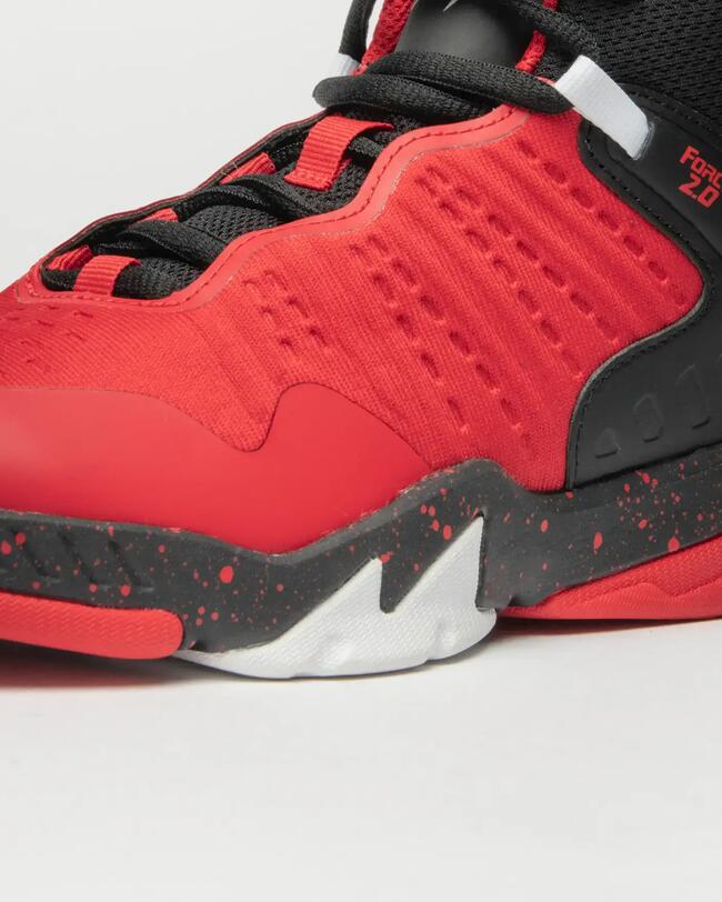 Rot-schwarzer Basketballschuh SS500H mit EVA-Schaum Zwischensohle, strukturiertes Obermaterial, gesprenkelte Gummisohle.
