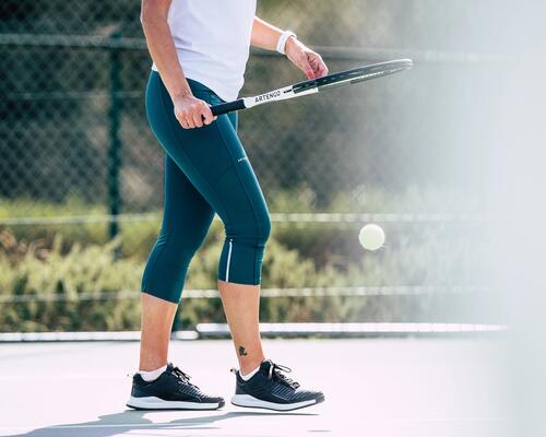 La précieuse sélection d'une balle de tennis avant de servir