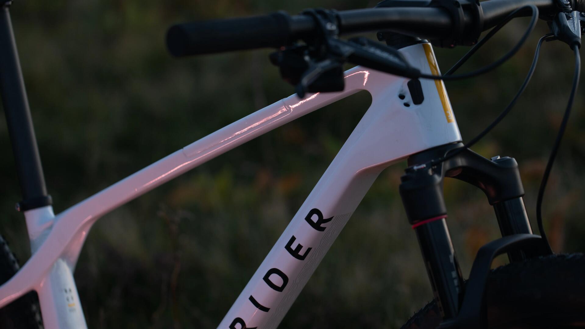 cadre de VTT semi-rigide