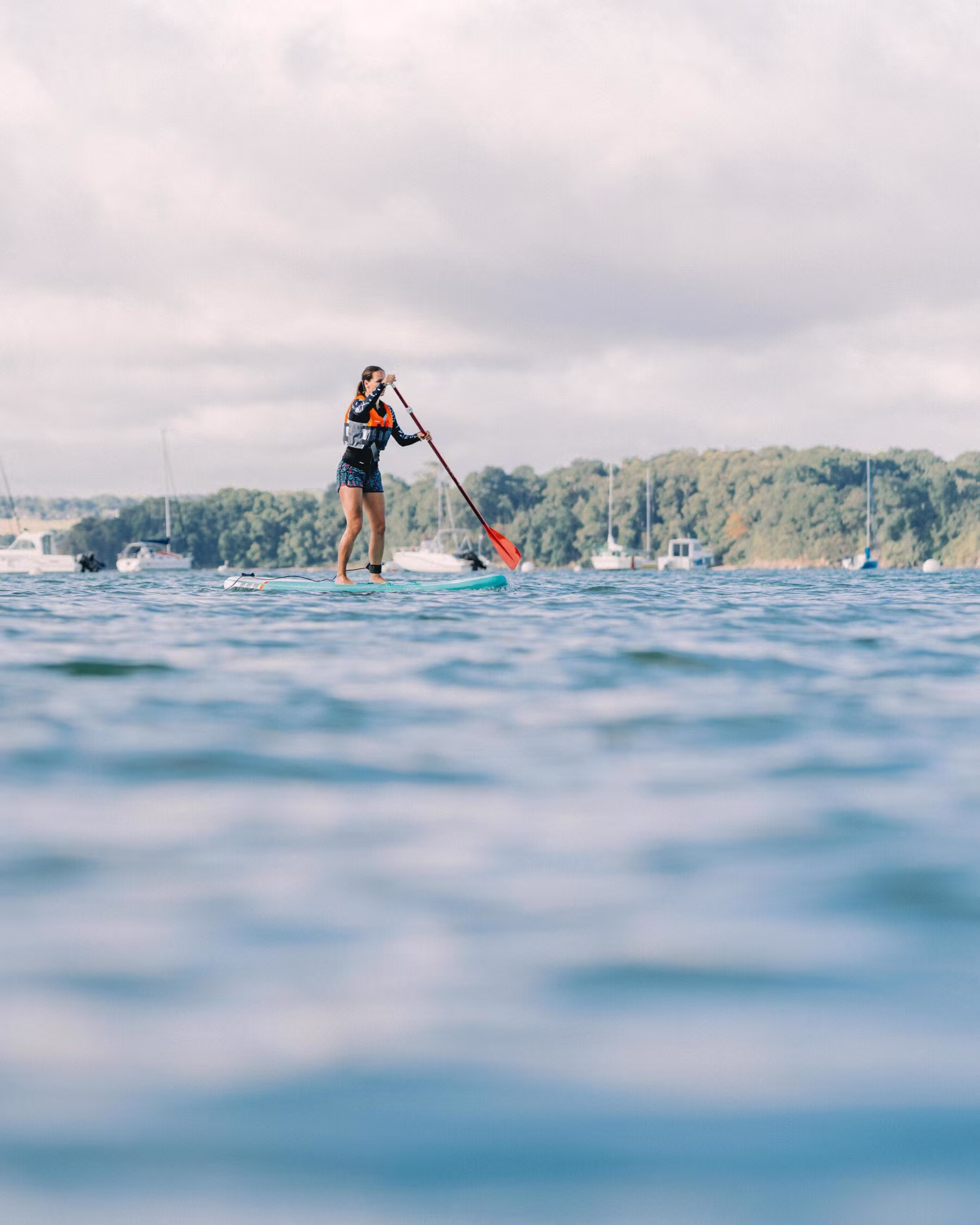 Photo d'une pratiquante de paddle © Photo d'une pratiquante de paddle