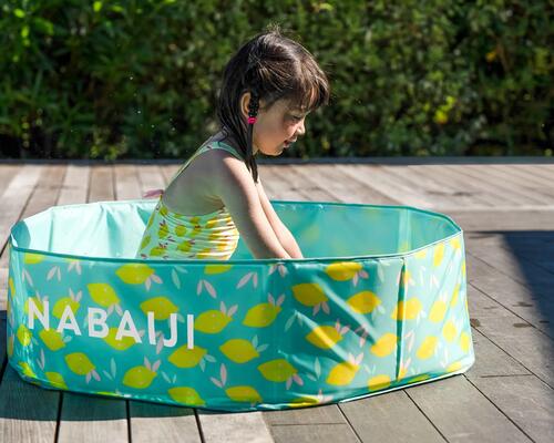 Dziewczynka kąpiąca się w basenie ogrodowym na tarasie
