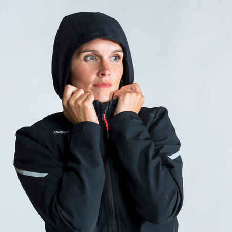 Moteriška neperpučiama buriavimo striukė „Softshell 900“, juoda