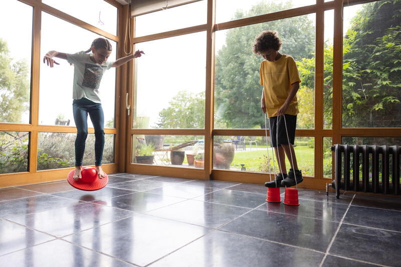 BALLON D'EQUILIBRE ROUGE (POGO BALL) + POMPE DE GONFLAGE