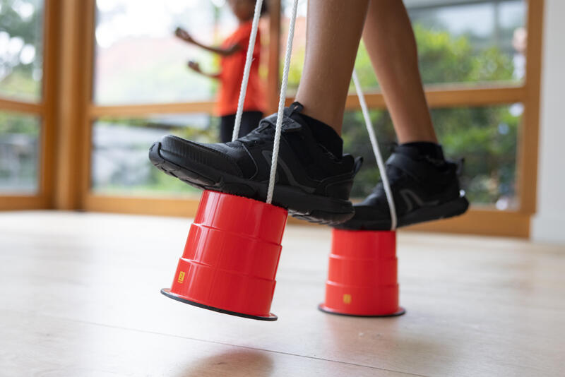 ECHASSES POTS POUR ENFANT AVEC PATINS ANTIDERAPANTS.