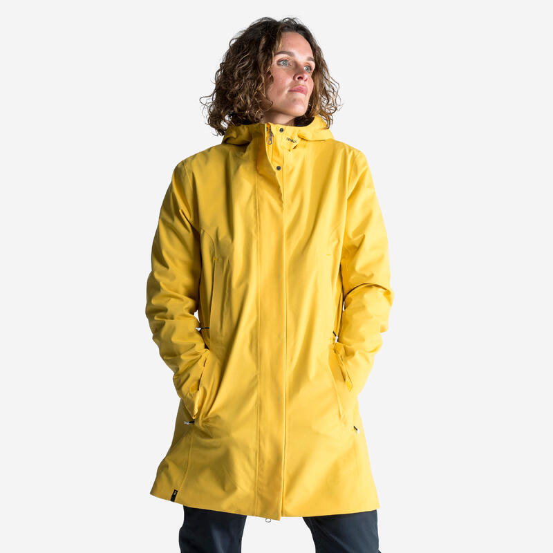 Mujer vestida con un chubasquero amarillo