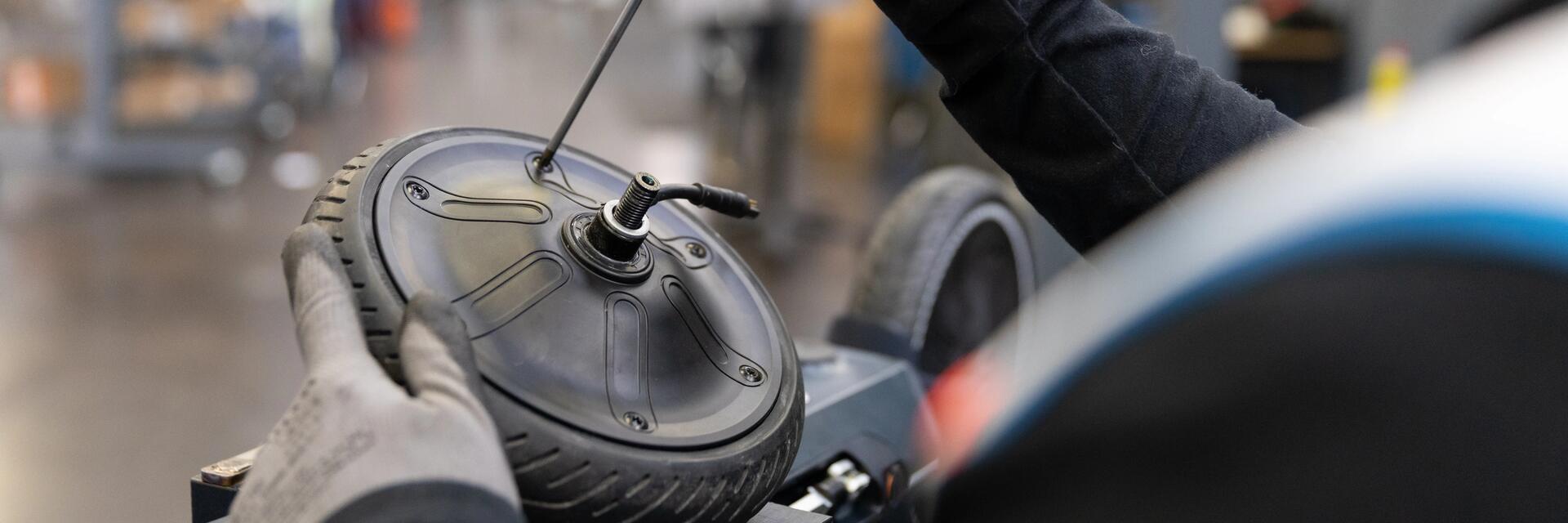 Comment réparer la roue d'une trottinette électrique ?