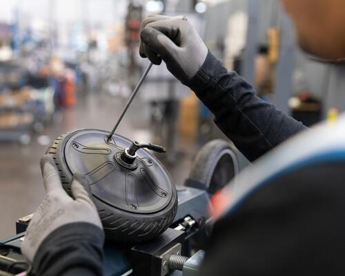 ¿Cómo reparar la rueda de un patinete eléctrico?