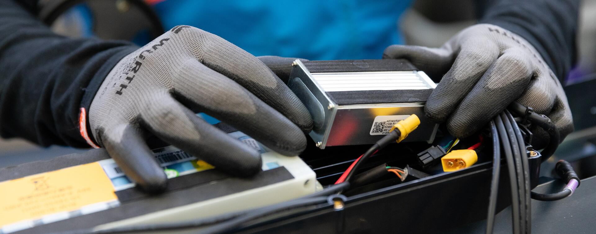 Remoção de uma bateria de uma trotinete