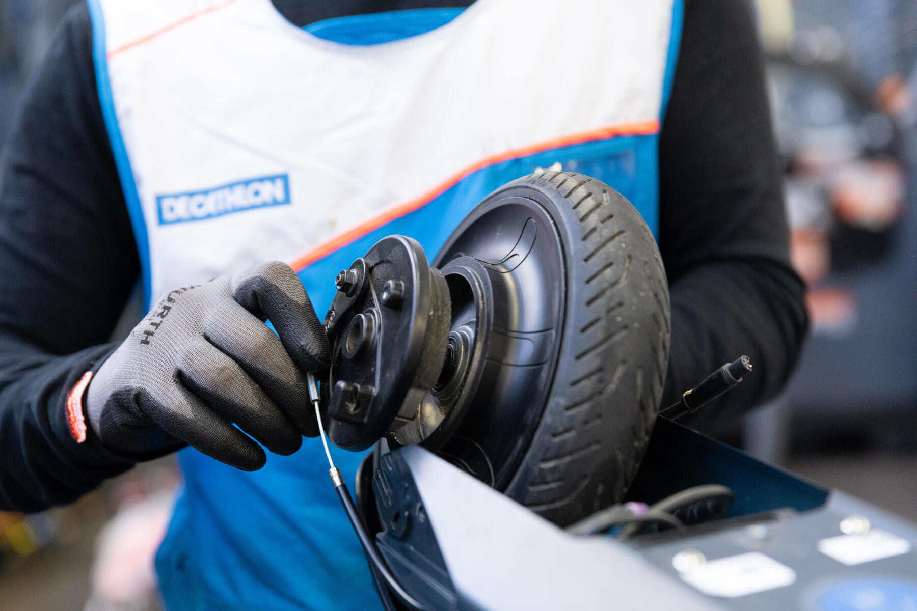 travão de tambor a ser reparado numa oficina Decathlon