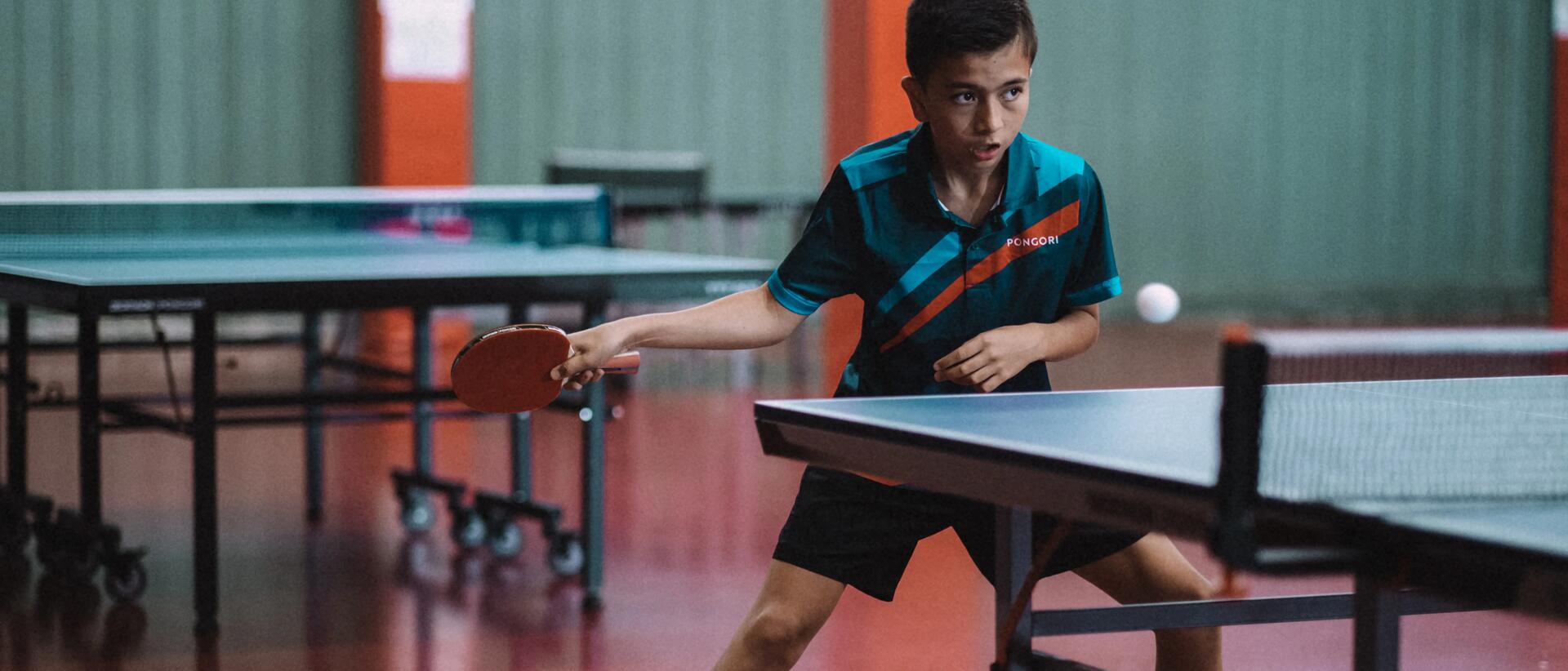 chłopiec w stroju do gry w tenisa stołowego  