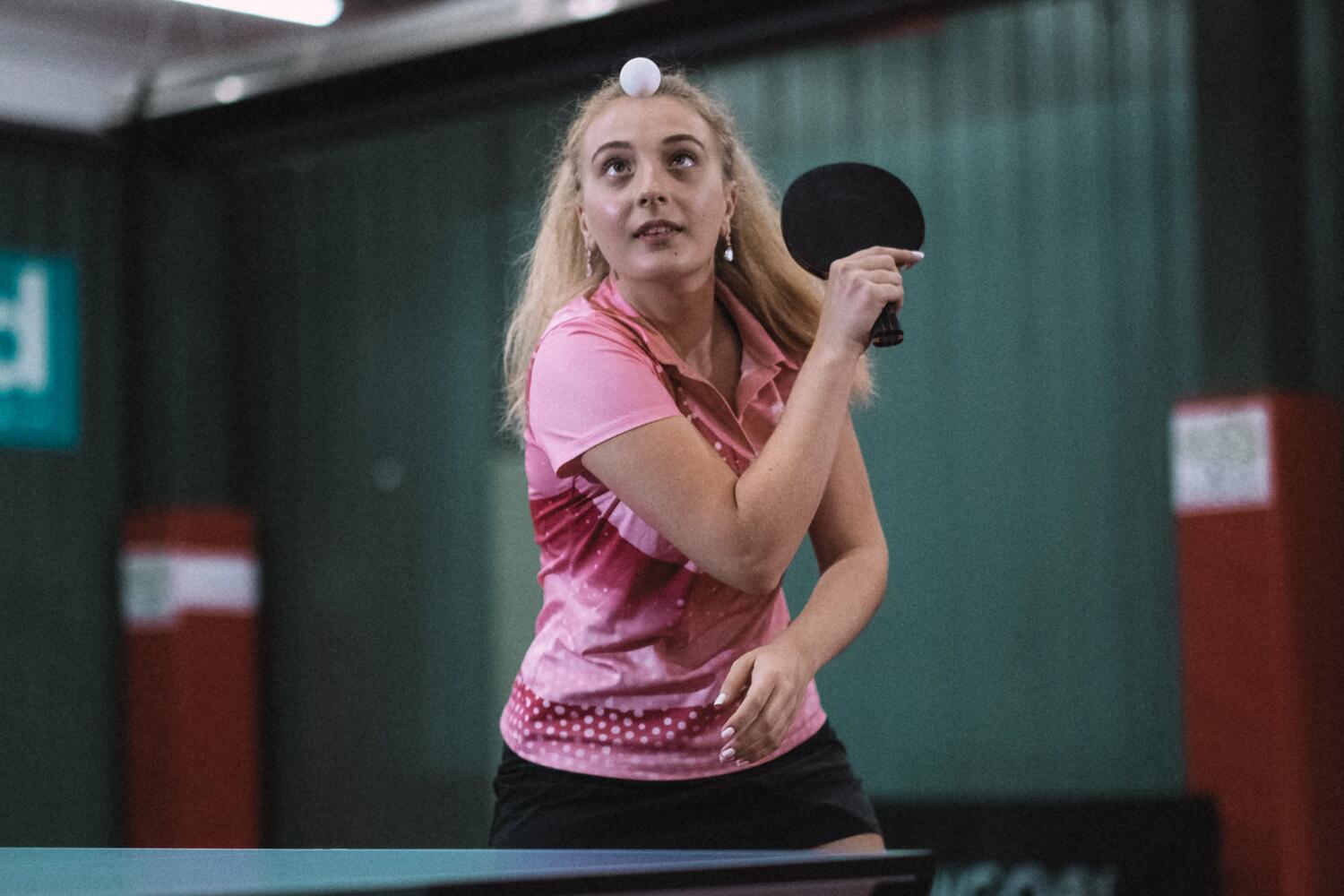 Mujer jugando Pingpong